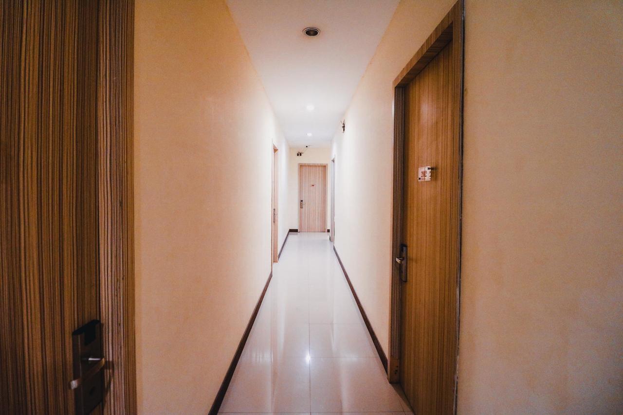 Reddoorz Plus Near Sultan Hasanuddin Airport Makassar Exterior photo