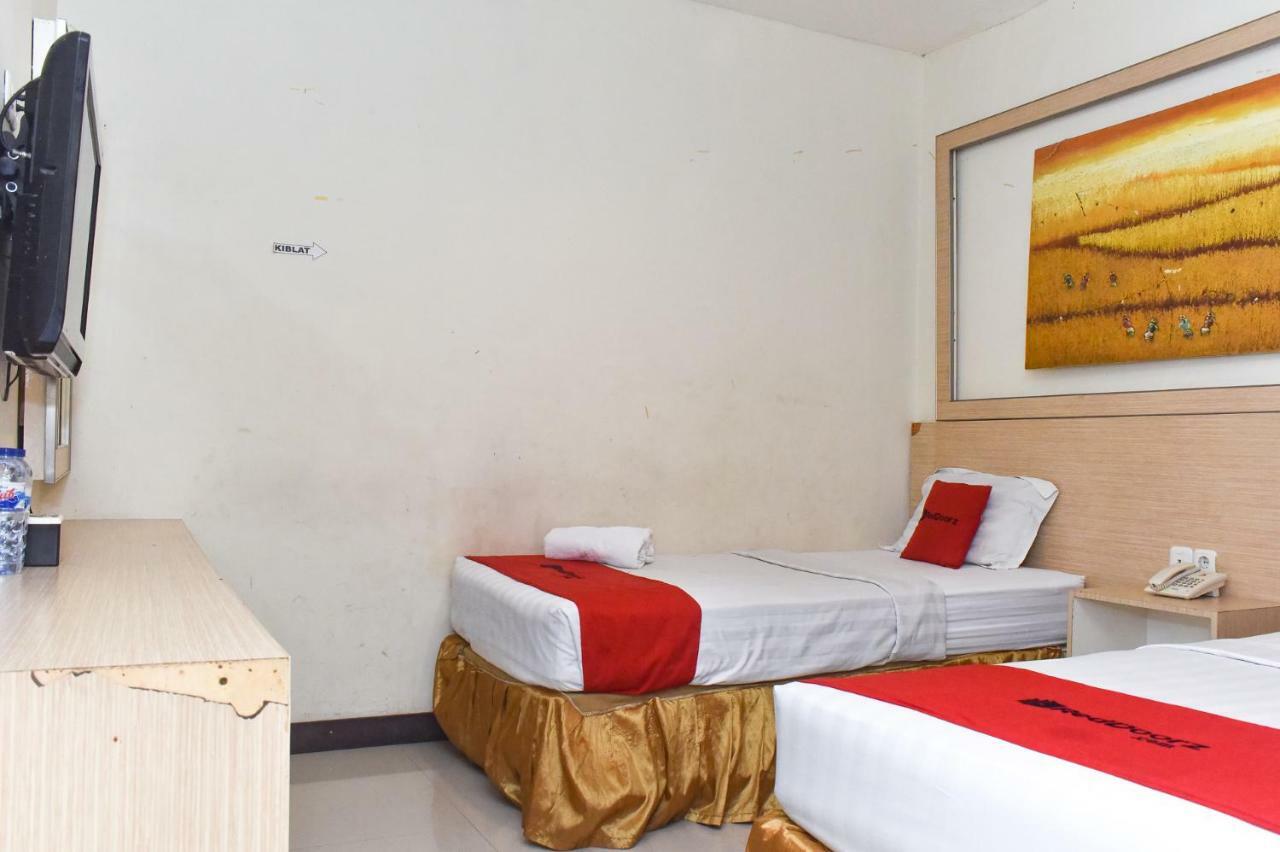 Reddoorz Plus Near Sultan Hasanuddin Airport Makassar Exterior photo