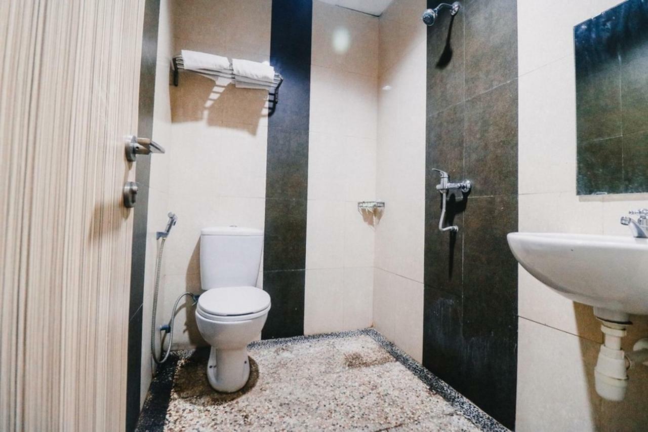 Reddoorz Plus Near Sultan Hasanuddin Airport Makassar Exterior photo